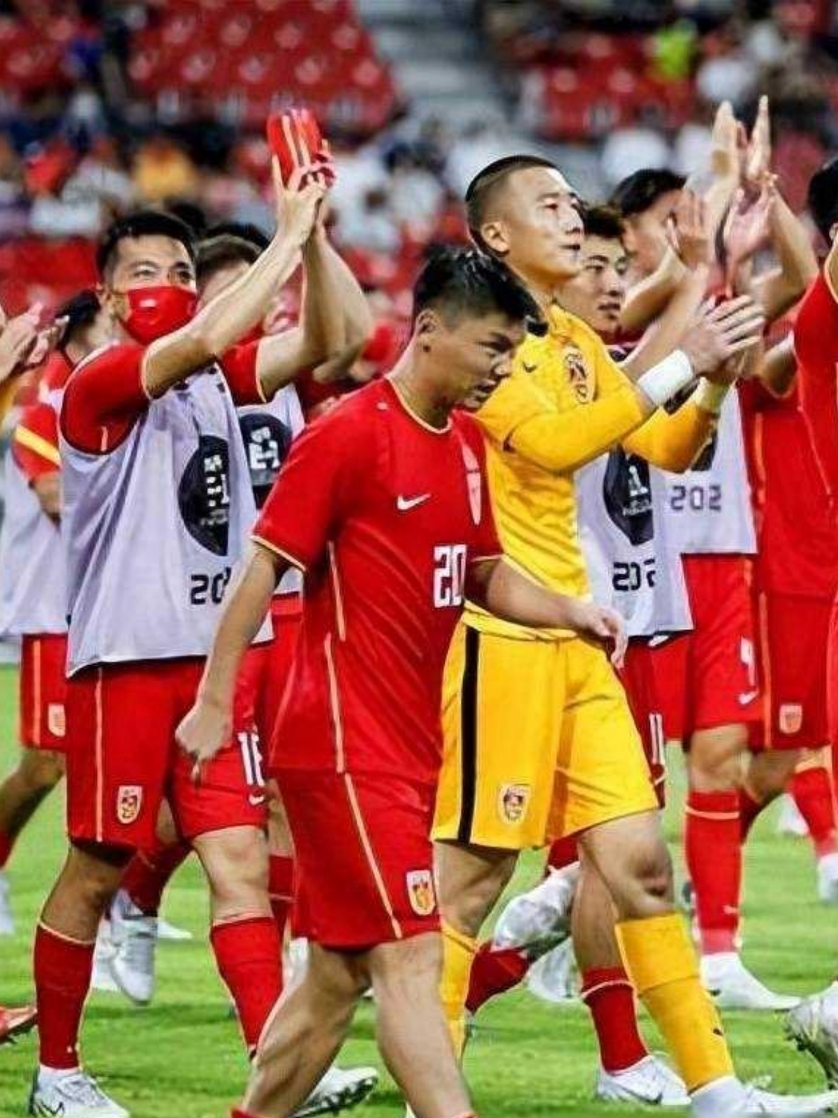 足球赛场上实力对比明显，胜利属于强队(决定足球比赛的胜负跟球队的攻击力有关系吗)